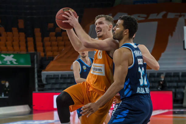 体育欧国联：波兰2-1逆转击败波黑 排名升至第三